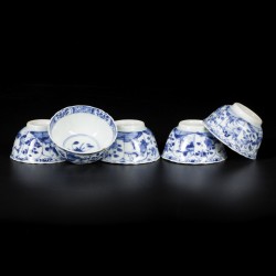 Een set van (5) porseleinen kommetjes met landschaps- en florale perken decor, China, Kangxi.