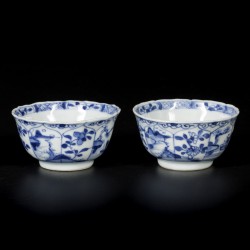 Een set van (5) porseleinen kommetjes met landschaps- en florale perken decor, China, Kangxi.