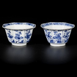 Een set van (2) porseleinen klapmutskommetjes met floraal decor, gehoekt model, China, Kangxi, 18e eeuw.