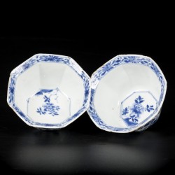 Een set van (2) porseleinen klapmutskommetjes met floraal decor, gehoekt model, China, Kangxi, 18e eeuw.