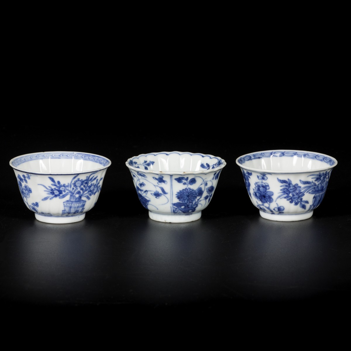 Een lot van (3) porseleinen kopjes, twee met floraal decor en vogel, één met haasje en floraal decor, China, Kangxi.