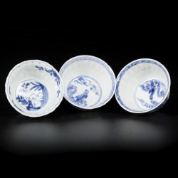 Een lot van (3) porseleinen kopjes, twee met floraal decor en vogel, één met haasje en floraal decor, China, Kangxi.