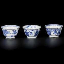 Een lot van (3) porseleinen kopjes, twee met floraal decor en vogel, één met haasje en floraal decor, China, Kangxi.