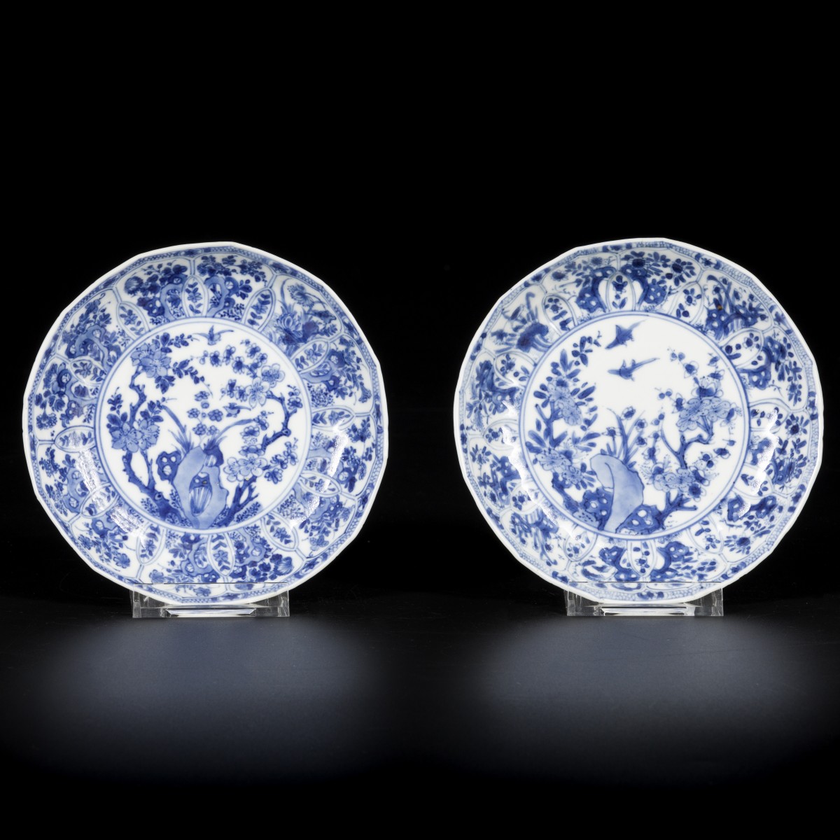 Een set van (2) porseleinen gehoekte bordjes met rots, vogels en prunus decor, China, Kangxi.