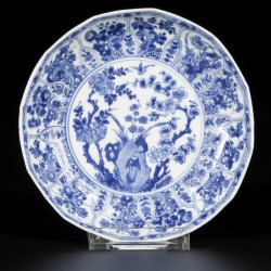 Een set van (2) porseleinen gehoekte bordjes met rots, vogels en prunus decor, China, Kangxi.