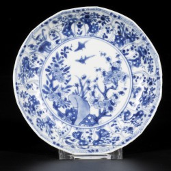 Een set van (2) porseleinen gehoekte bordjes met rots, vogels en prunus decor, China, Kangxi.