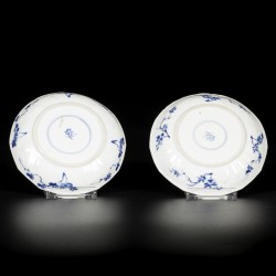 Een set van (2) porseleinen gehoekte bordjes met rots, vogels en prunus decor, China, Kangxi.