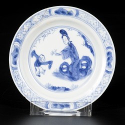 Een lot van (3) porseleinen bordjes, twee met hertendecor, één met lijs en zotje, China, 18e eeuw.