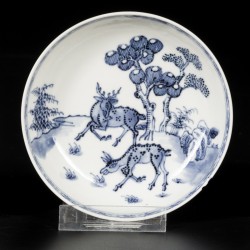 Een lot van (3) porseleinen bordjes, twee met hertendecor, één met lijs en zotje, China, 18e eeuw.