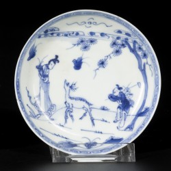 Een lot van (3) porseleinen bordjes, twee met hertendecor, één met lijs en zotje, China, 18e eeuw.