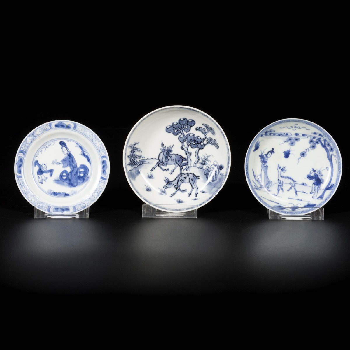 Een lot van (3) porseleinen bordjes, twee met hertendecor, één met lijs en zotje, China, 18e eeuw.