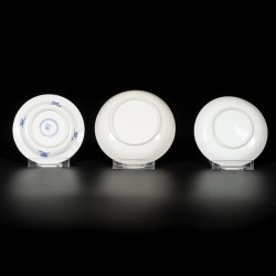 Een lot van (3) porseleinen bordjes, twee met hertendecor, één met lijs en zotje, China, 18e eeuw.