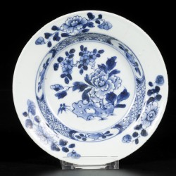 Een lot van (2) porseleinen borden met floraal decor, China, 18e eeuw.