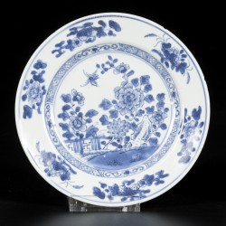 Een lot van (2) porseleinen borden met floraal decor, China, 18e eeuw.