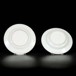 Een lot van (2) porseleinen borden met floraal decor, China, 18e eeuw.