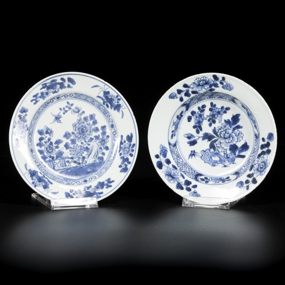Een lot van (2) porseleinen borden met floraal decor, China, 18e eeuw.