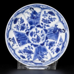 Een lot van (4) porseleinen bordjes, drie met decor van lijzen, één met karbouw, China, Kangxi.