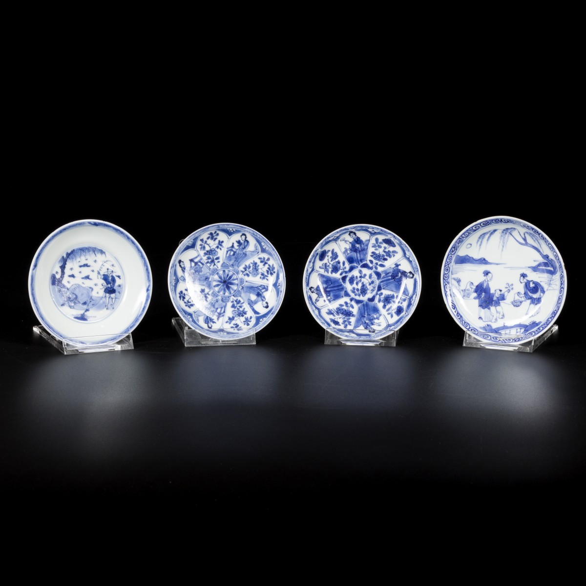 Een lot van (4) porseleinen bordjes, drie met decor van lijzen, één met karbouw, China, Kangxi.