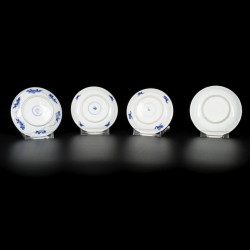 Een lot van (4) porseleinen bordjes, drie met decor van lijzen, één met karbouw, China, Kangxi.