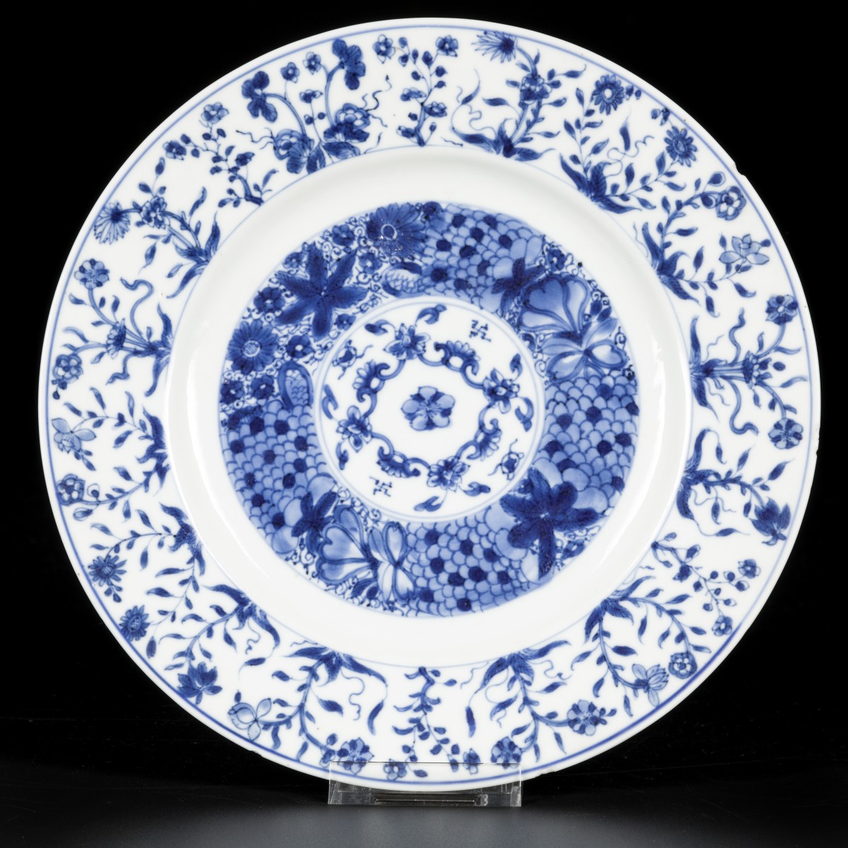 Een porseleinen schotel met floraal decor, China, Kangxi.