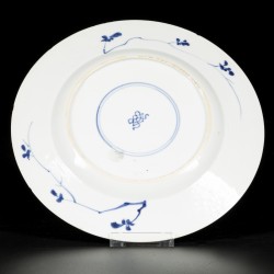 Een porseleinen schotel met floraal decor, China, Kangxi.