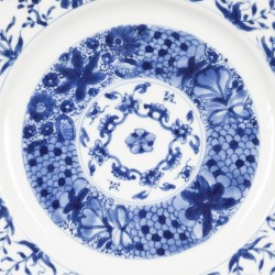 Een porseleinen schotel met floraal decor, China, Kangxi.