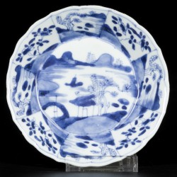 Een lot van (3) porseleinen bordjes met decor van rivierlandschappen, gekarteld model, China, Kangxi.