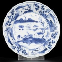 Een lot van (3) porseleinen bordjes met decor van rivierlandschappen, gekarteld model, China, Kangxi.