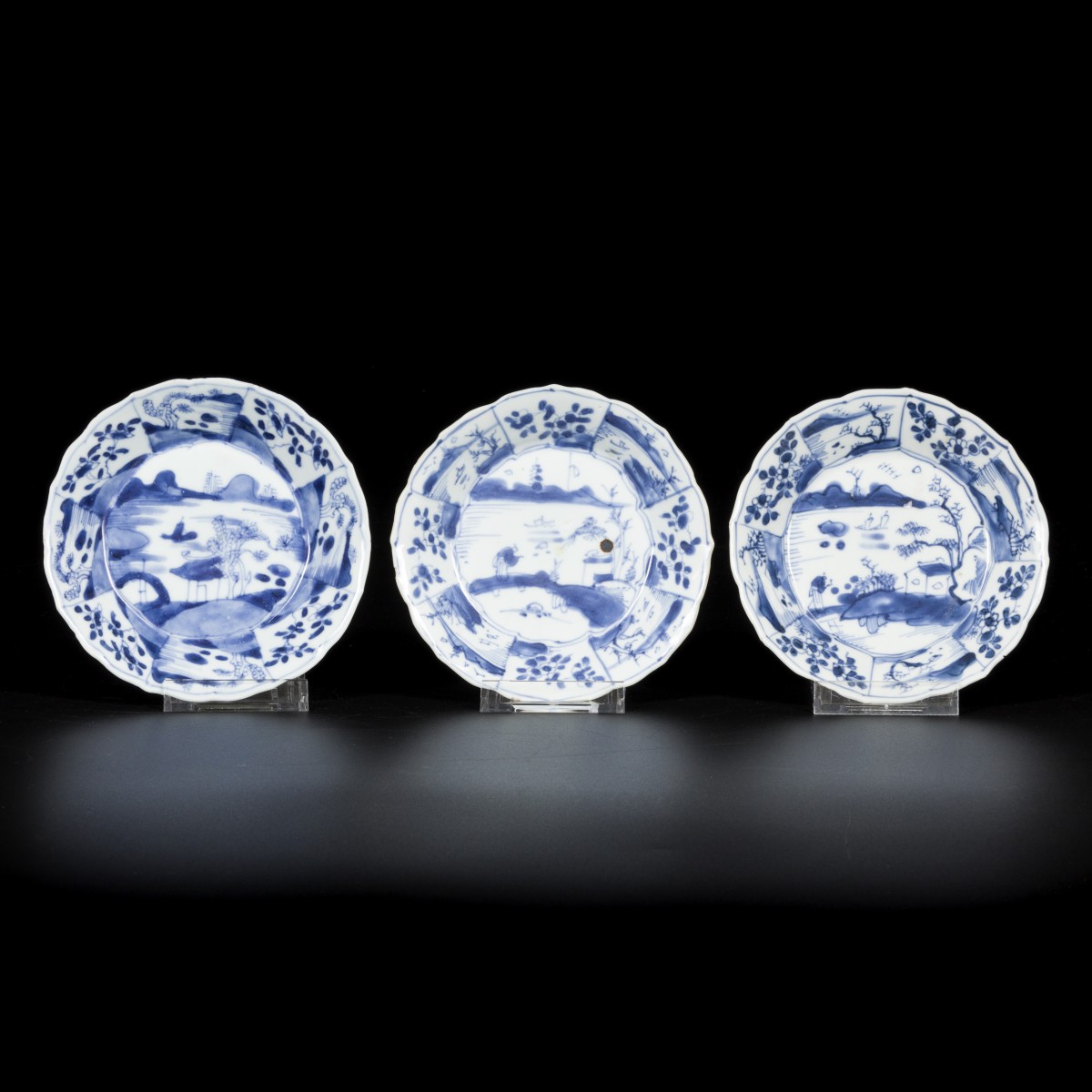 Een lot van (3) porseleinen bordjes met decor van rivierlandschappen, gekarteld model, China, Kangxi.