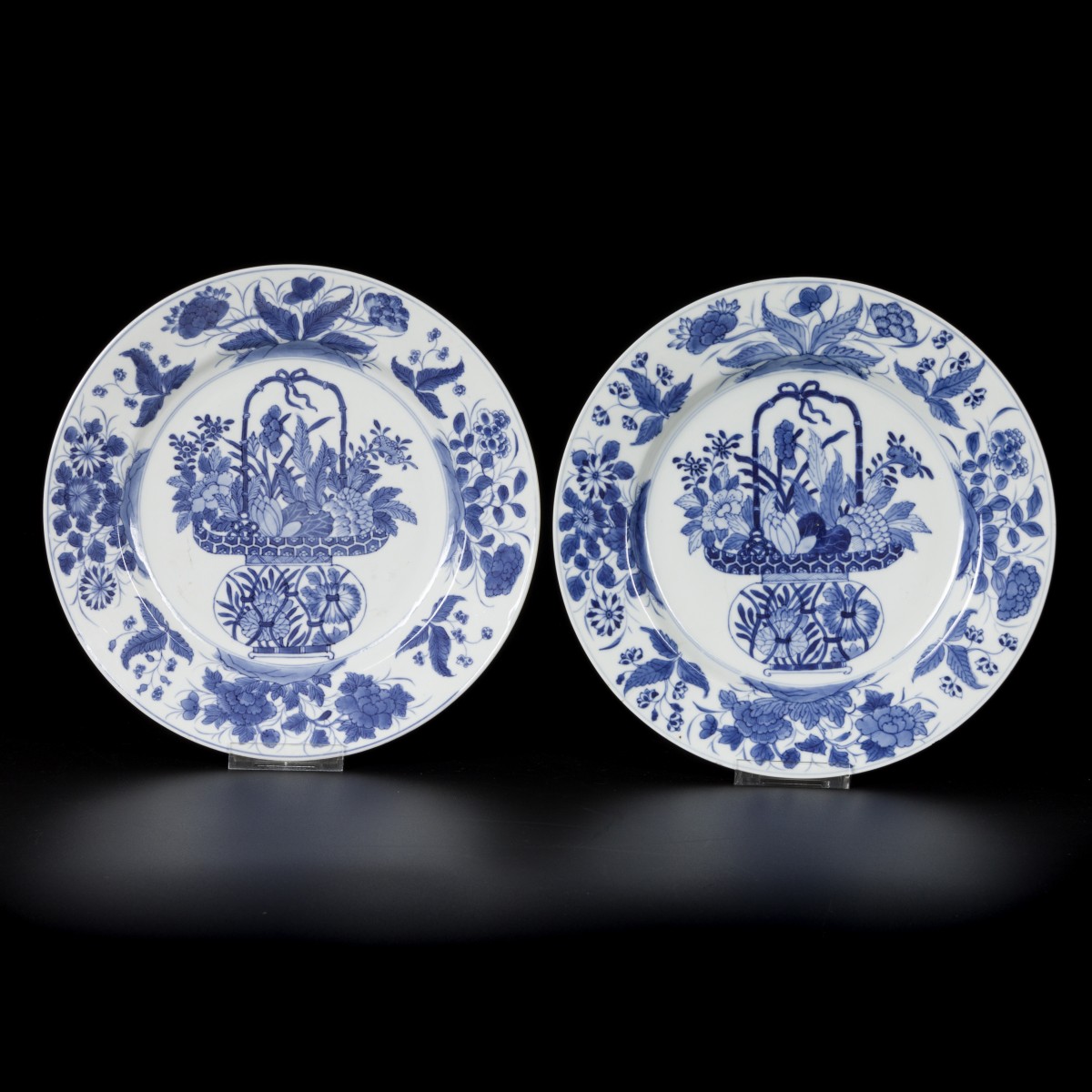 Een set van (2) porseleinen schotels met decor van hengselmand, China, Kangxi.