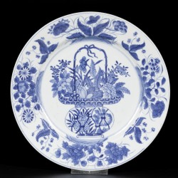 Een set van (2) porseleinen schotels met decor van hengselmand, China, Kangxi.