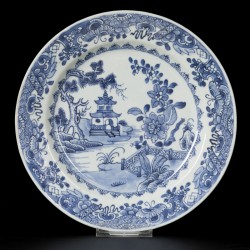 Een porseleinen vergietbord en een bord met landschapsdecor, China, 18e eeuw.