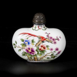 Een emaille snuifflesje gedecoreerd met bloemen, gemerkt Qianglong, China, 20e eeuw.