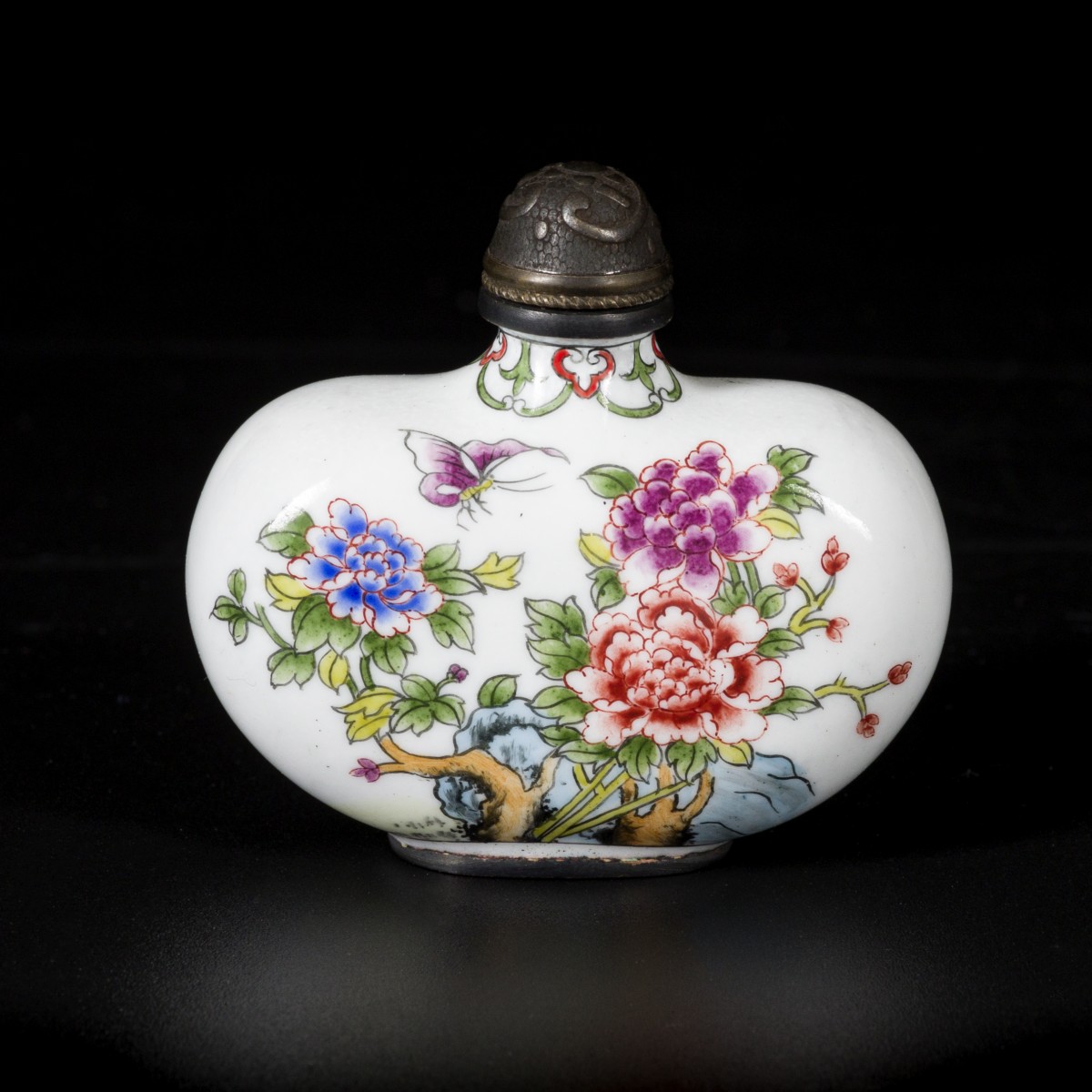 Een emaille snuifflesje gedecoreerd met bloemen, gemerkt Qianglong, China, 20e eeuw.