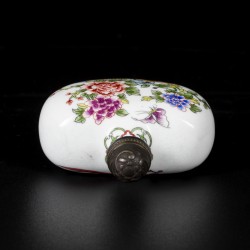 Een emaille snuifflesje gedecoreerd met bloemen, gemerkt Qianglong, China, 20e eeuw.