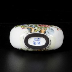 Een emaille snuifflesje gedecoreerd met bloemen, gemerkt Qianglong, China, 20e eeuw.