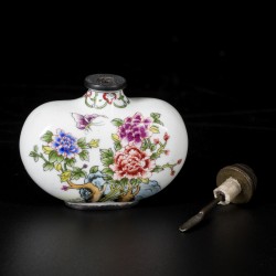 Een emaille snuifflesje gedecoreerd met bloemen, gemerkt Qianglong, China, 20e eeuw.