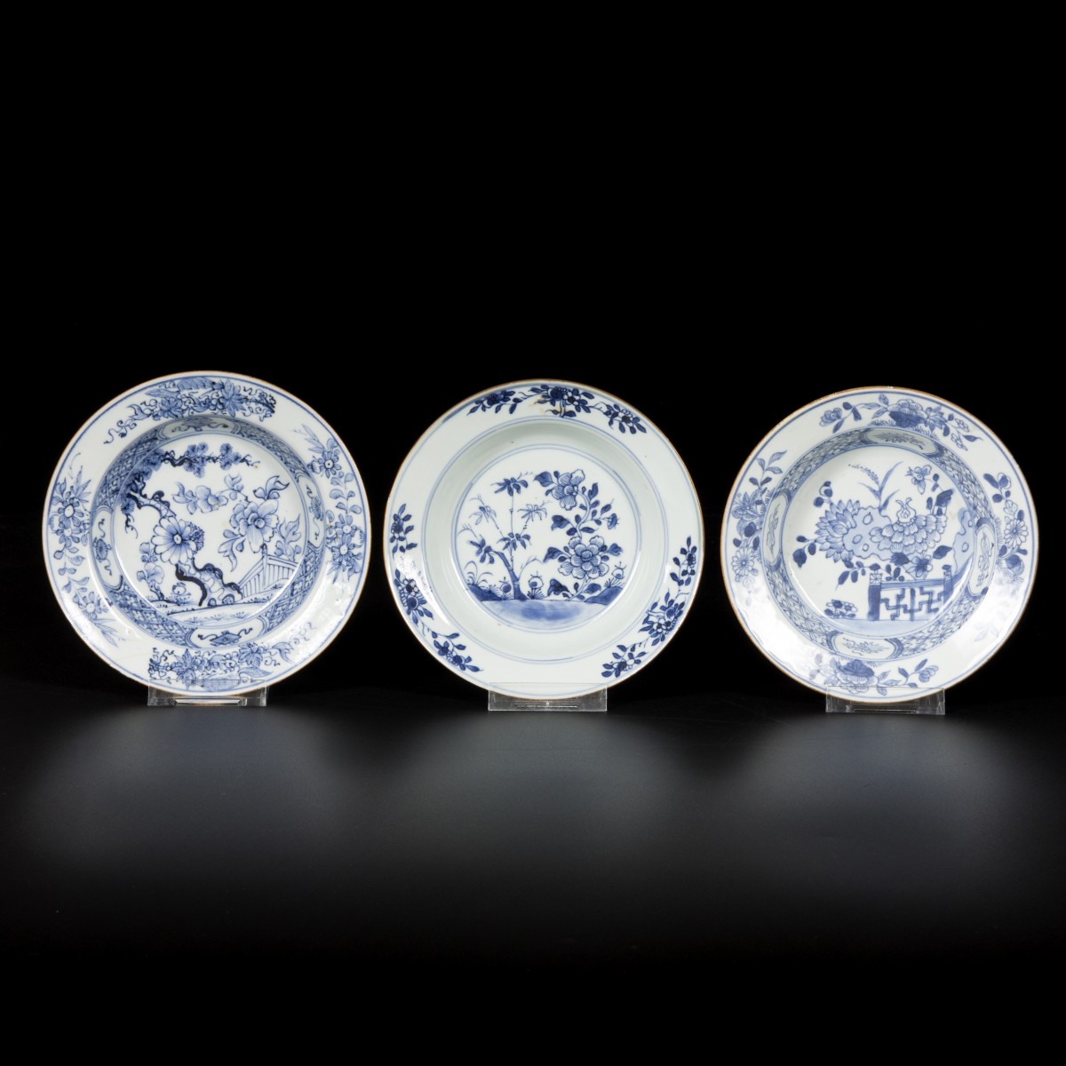 Een lot van (3) porseleinen roombordjes met floraal decor, China, 18e eeuw.