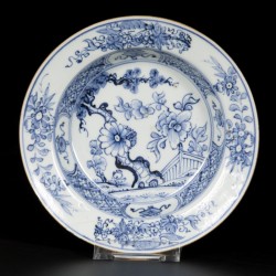 Een lot van (3) porseleinen roombordjes met floraal decor, China, 18e eeuw.