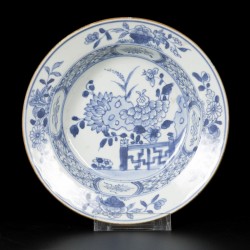 Een lot van (3) porseleinen roombordjes met floraal decor, China, 18e eeuw.