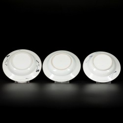Een lot van (3) porseleinen roombordjes met floraal decor, China, 18e eeuw.