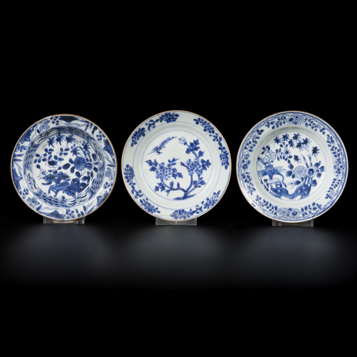 Een lot van (3) porseleinen roombordjes met floraal decor, China, 18e eeuw.