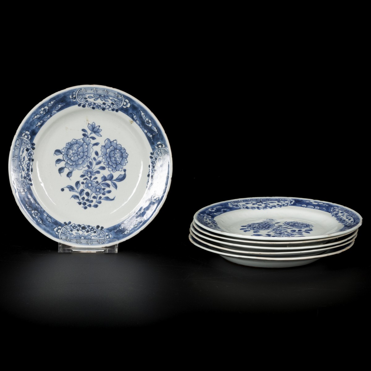 Een set van (6) porseleinen bordjes met floraal decor, China, Qianlong.