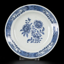 Een set van (6) porseleinen bordjes met floraal decor, China, Qianlong.