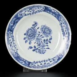 Een set van (6) porseleinen bordjes met floraal decor, China, Qianlong.