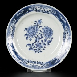 Een set van (6) porseleinen bordjes met floraal decor, China, Qianlong.
