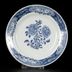 Een set van (6) porseleinen bordjes met floraal decor, China, Qianlong.