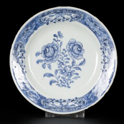 Een set van (6) porseleinen bordjes met floraal decor, China, Qianlong.