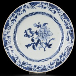 Een set van (2) porseleinen borden met floraal decor in het centrum en druivenranken aan de rand, China, Qianlong.
