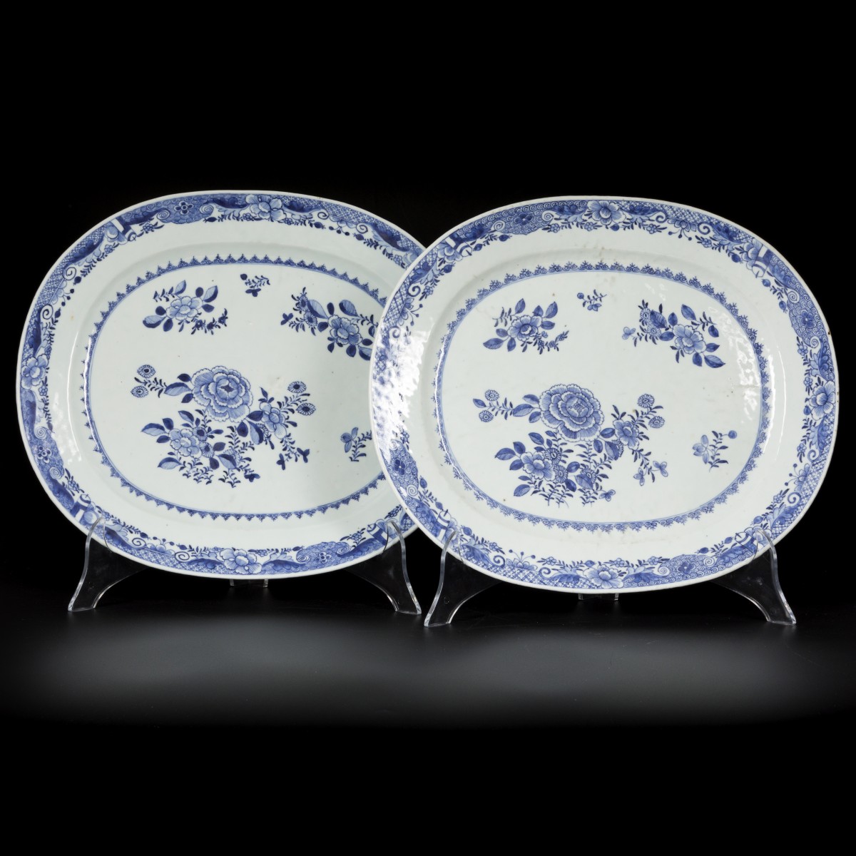 Een set van (2) porseleinen schalen met floraal decor, China, Qianlong.